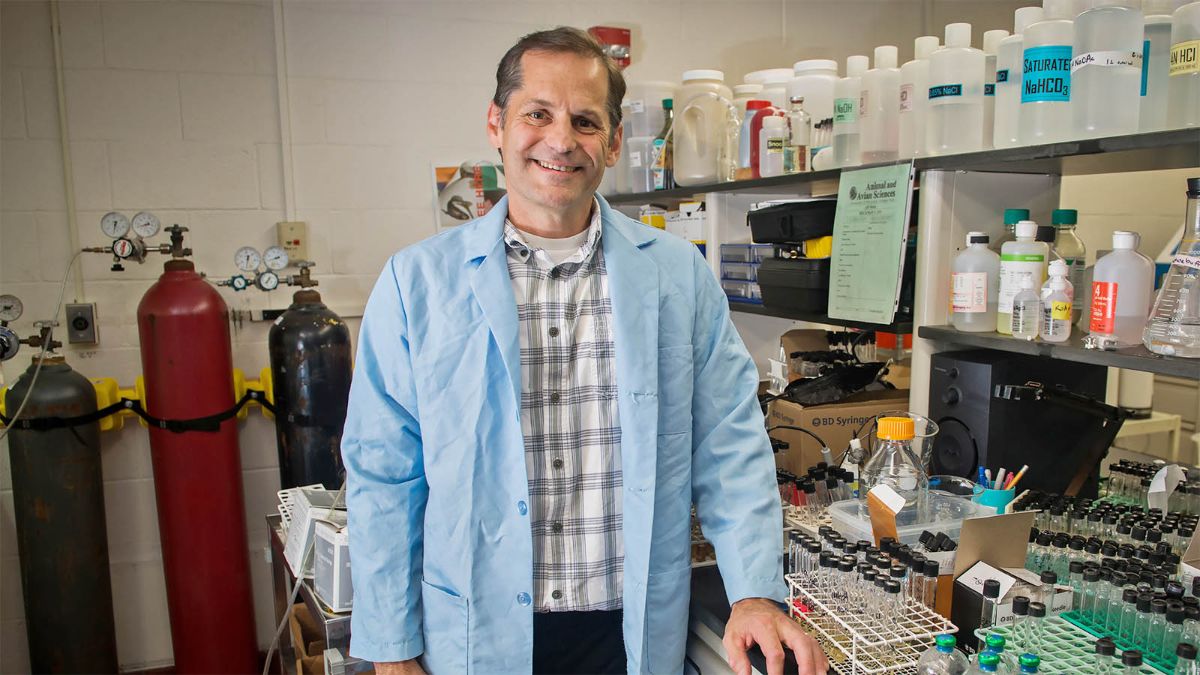 Dr. Richard Kohn portrait in lab