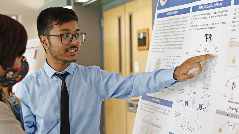 Hada presents his research poster